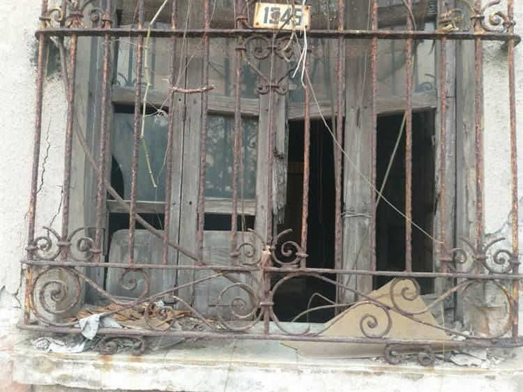 Casa abandonada se cae a pedazos en centro de Veracruz