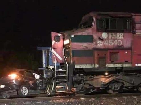 Tren arrastra a camioneta en Isla; mujer resulta lesionada