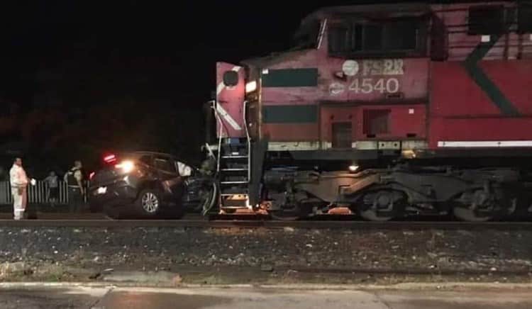 Tren arrastra a camioneta en Isla; mujer resulta lesionada