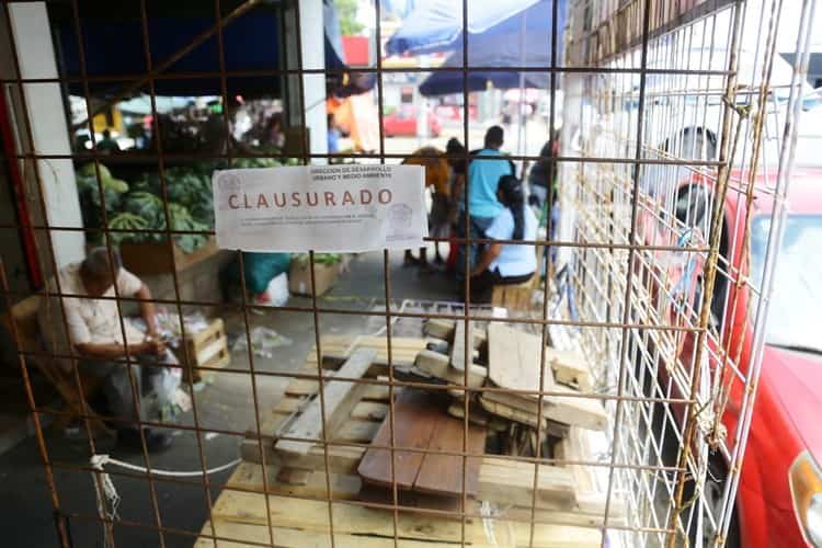 ¡Los madrugaron! clausuran puestos informales tras operativo en Coatzacoalcos
