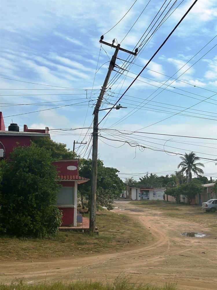 ¡Revientan líneas! más de 36 horas sin luz en zona ejidal de Coatzacoalcos