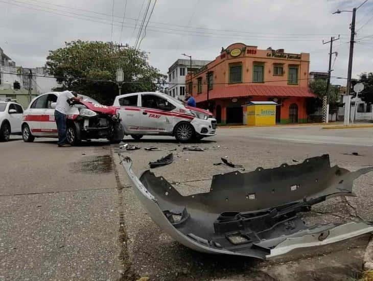 ¡Ni muy cuates! Taxis chocan en el Centro de Coatzacoalcos; hay una lesionada (+Video)