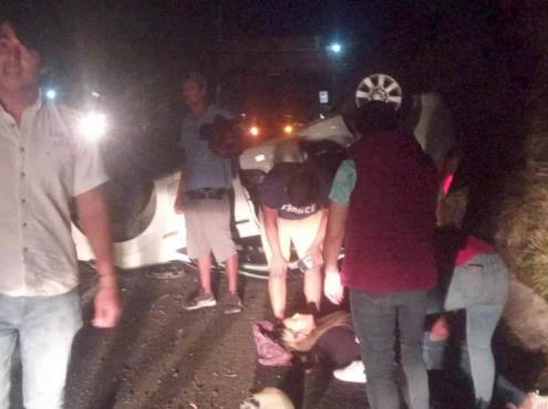Dos lesionados en volcadura de un auto en la carretera 140 Xalapa- Veracruz