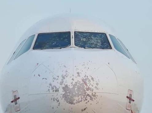 ¡Momentos de terror! Granizo destroza parabrisas de avión en pleno vuelo