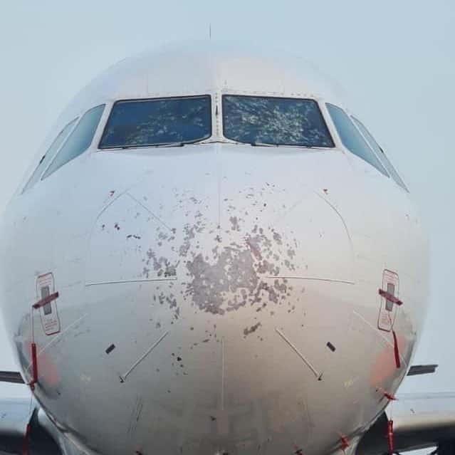 ¡Momentos de terror! Granizo destroza parabrisas de avión en pleno vuelo