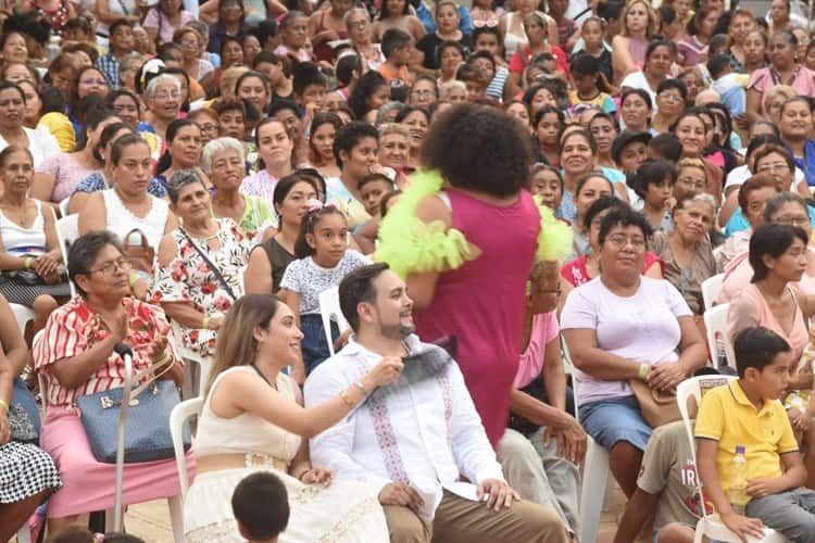 Con mariachi y regalos, festeja Marcos Isleño Día de las Madres en Medellín