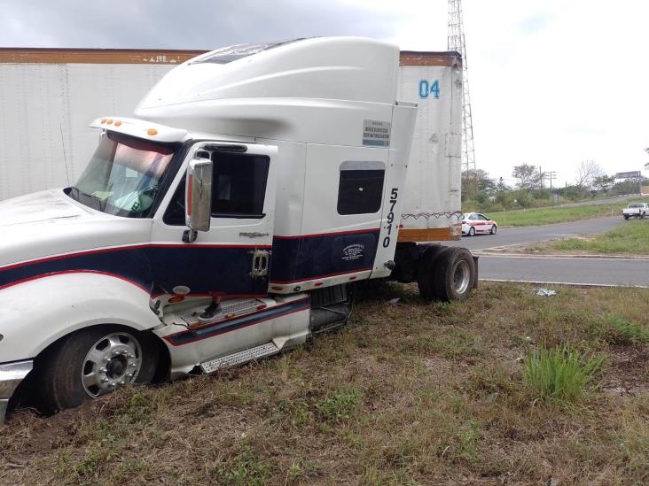 Operador de tractocamión se descarrila en la Sayula - Acayucan