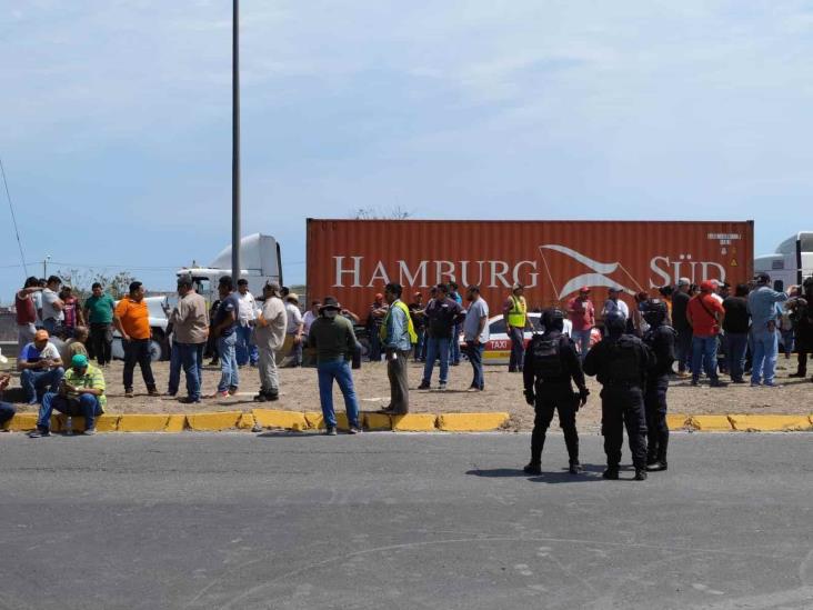 Transportistas podrían enfrentar proceso penal por bloquear puerto de Veracruz: Gobernador