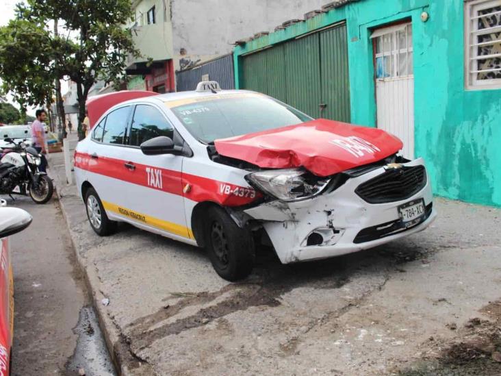 Camioneta impacta a taxista en calles de la colonia Centro de Veracruz