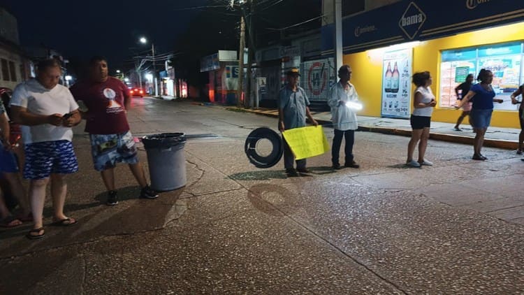 Levantaron bloqueo por falta de energía eléctrica en colonias de Coatzacoalcos