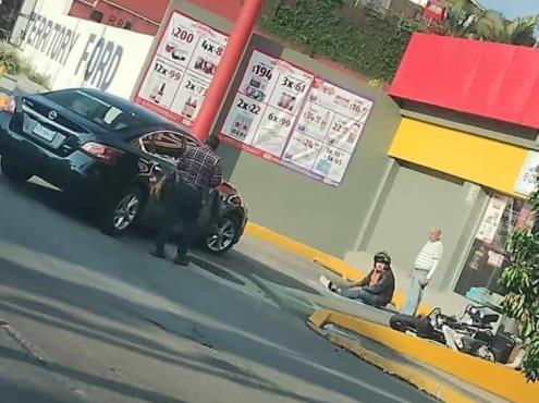 En Xalapa, motociclista colisiona con auto en Maestros Veracruzanos