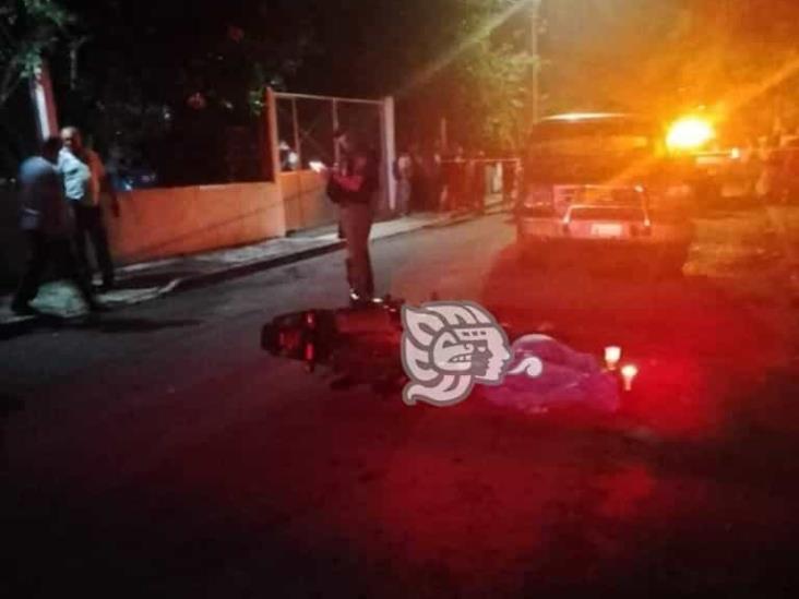 Muere joven motociclista tras chocar contra camioneta en Amatlán