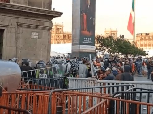 Entre gritos y empujones, maestros de la CNTE intentan entrar a Palacio Nacional
