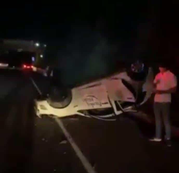 Por exceso de velocidad, vuelca auto de empresa hielera en la carretera Xalapa-Veracruz