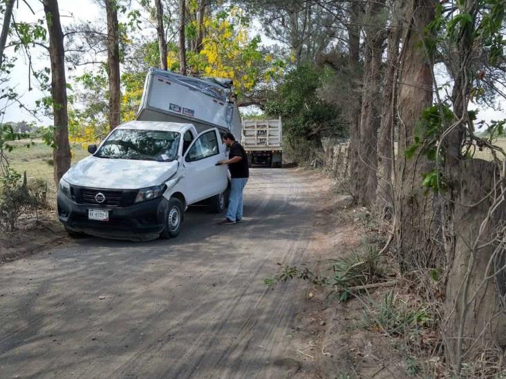 Camioneta choca contra volteo en calles de Medellín