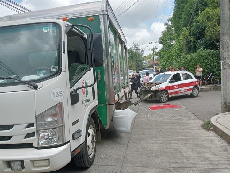 Taxista choca con camión repartidor de cerveza en San Andrés Tuxtla