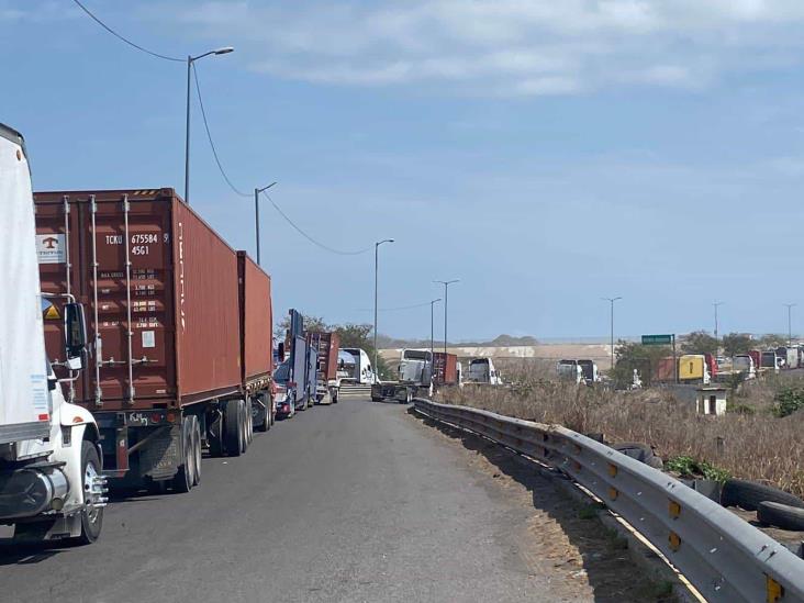 Transportistas bloquean entrada al recinto portuario en Veracruz (+Video)
