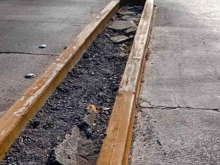 ¡Cuidado! Cables expuestos afectan paso en calle de Veracruz