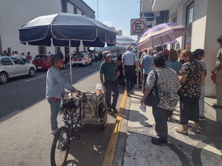 Adultos mayores hacen largas filas bajo el sol para cobrar su pensión del Bienestar en Veracruz