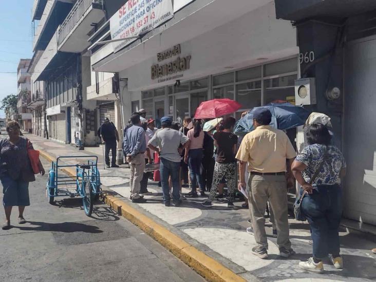 Adultos mayores hacen largas filas por el pago de su pensión del Bienestar