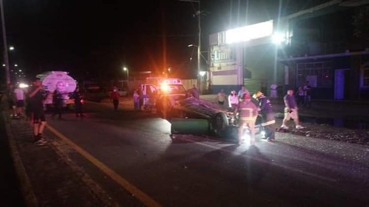 Volcadura de auto en libramiento Martínez de la Torre-Tlapacoyan deja una persona lesionada
