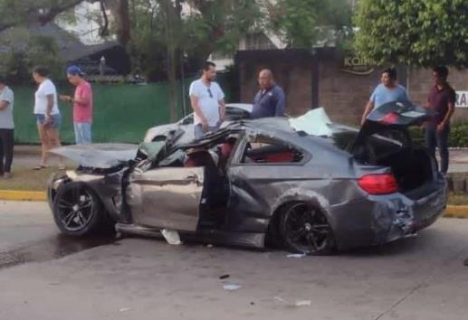 Auto lujoso se estrella contra poste en sur de Veracruz; dos heridos