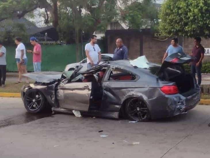 Auto de lujo se estrella contra un poste en Minatitlán