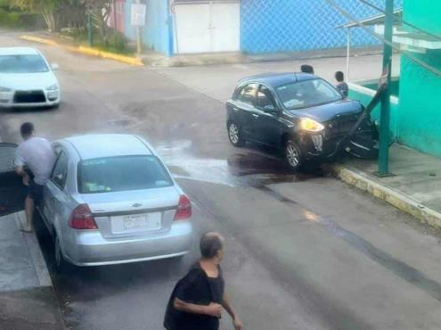 Auto choca contra señalética y poste en colonia Herón Proal, de Xalapa
