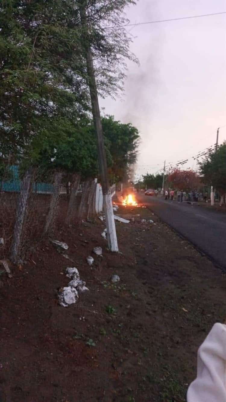 Pobladores detienen a presuntos ladrones que intentaron asaltar a camión repartidor en Comapa