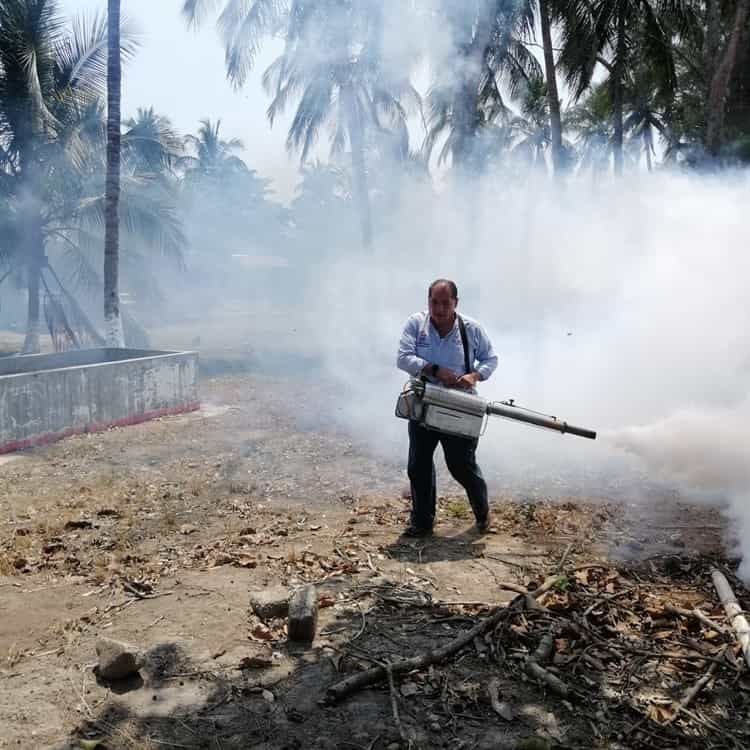 Fumigan escuelas en Úrsulo Galván para evitar propagación del mosco del dengue