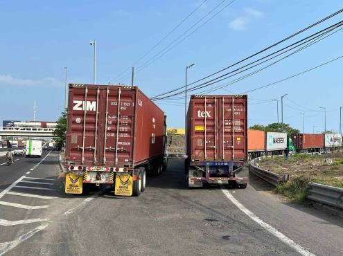 Caos vial por bloqueo de transportistas en zona portuaria de Veracruz (+Video)