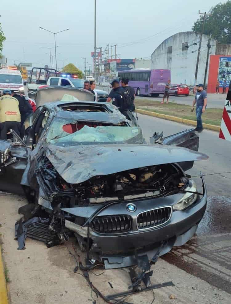 Auto lujoso se estrella contra poste en sur de Veracruz; dos heridos