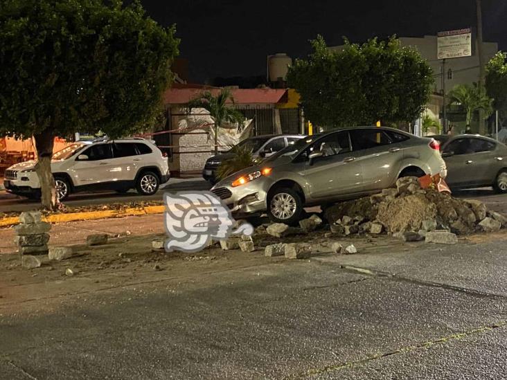 Sobre los escombros termina vehículo en Minatitlán (+Video)