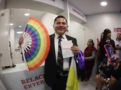 SRE expide el primer pasaporte no binario al magistrade Jesús Ociel Baena Saucedo