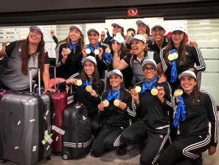 Atletas mexicanas regresan a México tras ganar copa mundial de natación