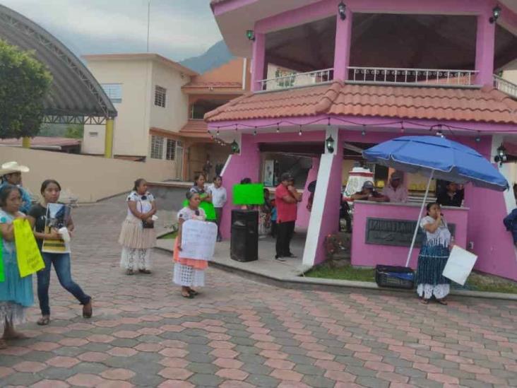 Exigen integrantes de Mujeres Voluntarias liberación de su compañero detenido el miércoles (+Video)