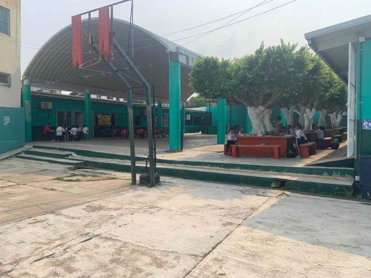 Burocracia hace sufrir a estudiantes de primaria en Acayucan