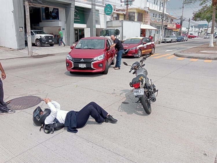 Joven motociclista herida por choque en avenida de Boca del Río