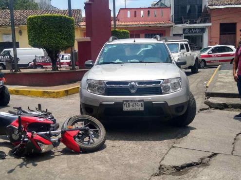 Camioneta choca con moto en calles del centro de Misantla
