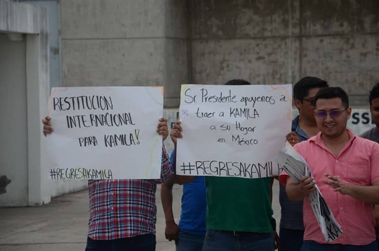 Se manifiestan en la Fiscalía de Veracruz, acusa a su expareja de llevarse a su hija a Rusia(+Video)