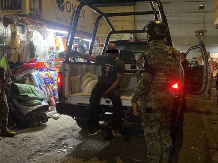 Vecinos capturan a militar en estado de ebriedad por grabar a niños en zona de mercados de Veracruz