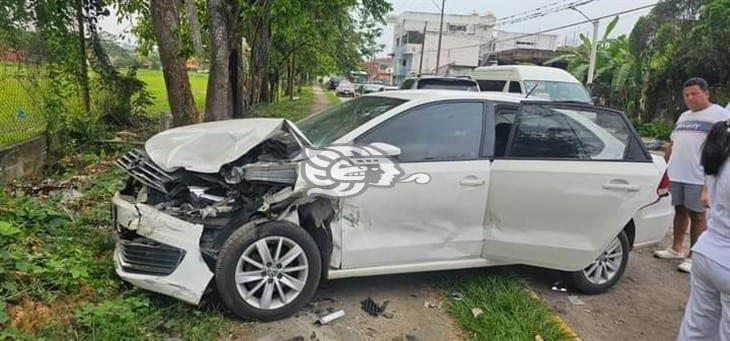 ¡Carambola! Conductor choca con 4 automóviles en Martínez de la Torre
