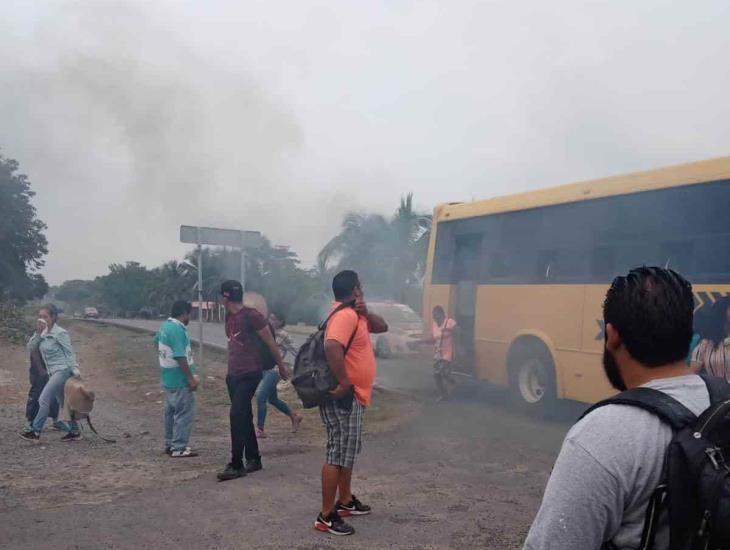 Casi se incendia camión de Tlalixcoyan que se dirigía a Veracruz