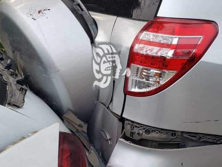 Camioneta causa carambola de 4 autos en Martínez
