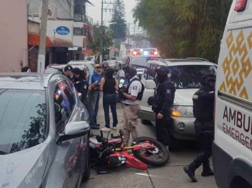 Motociclista choca contra portezuela en avenida Araucarias, en Xalapa