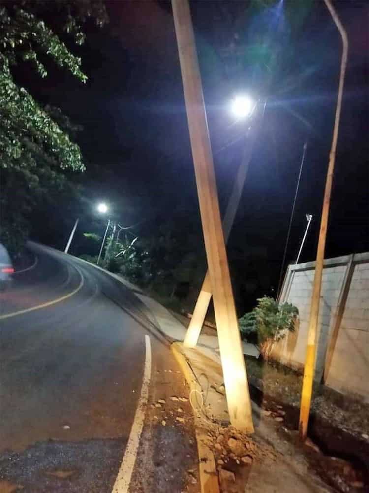 Auto choca contra poste de luz en Juchique de Ferrer