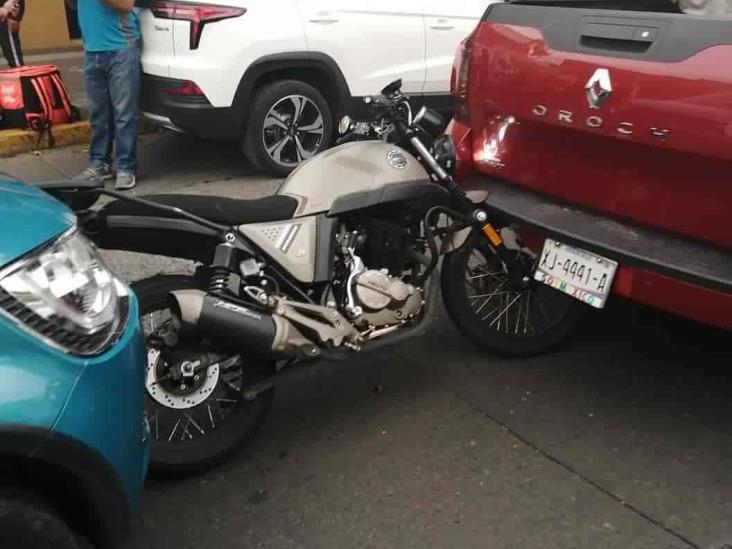 Motocicleta queda prensada entre automóviles en calles de Xalapa