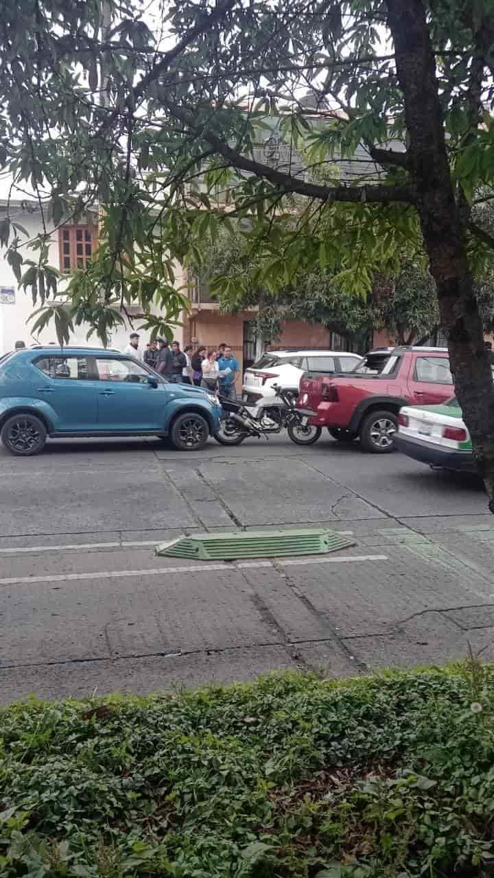 Motocicleta queda prensada entre dos coches en Xalapa