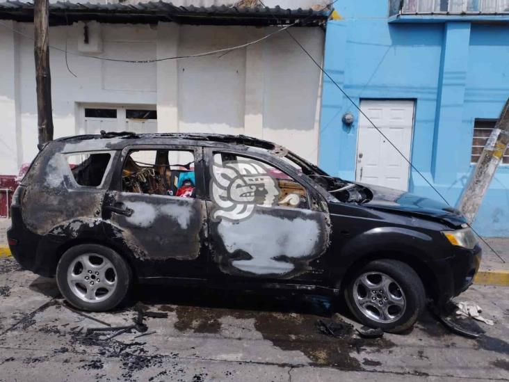 Mujer le prende fuego a camioneta de su pareja en Mendoza
