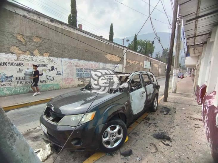 Mujer le prende fuego a camioneta de su pareja en Mendoza